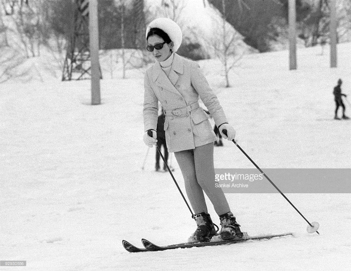 Công nương Michiko trong một buổi trượt tuyết ở Tokyo, 29/3/1971. Ảnh: Gettyimages.com