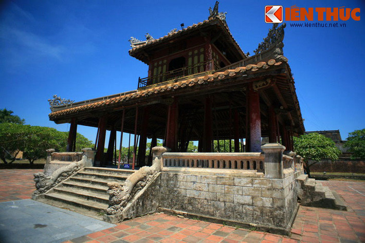 Phu Văn Lâu là tòa lầu nằm trên trục chính của kinh thành Huế, được dùng làm nơi niêm yết những chỉ dụ quan trọng của nhà vua và triều đình. Công trình 4 bậc tam cấp dẫn lên ở 4 mặt, trong đó bậc tam cấp ở mặt trước có lan can hình rồng.