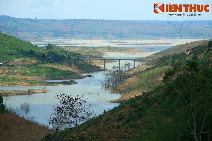Nằm ở ranh giới hai tỉnh Đắk Nông và Đắk Lắk, hồ thủy điện Buôn Tua Srah là một trong những hồ nhân tạo lớn nhất của Tây Nguyên.