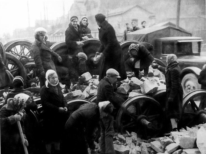 Người dân Leningrad tham gia xây dựng lũy bảo vệ nhà máy Kirov factory. Ảnh: Englishrussia.com.