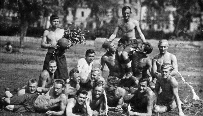 Các cầu thủ đội bóng Dynamo của Leningrad sau trận giao hữu với các thủy thủ hạm đội Baltic. Ảnh: Englishrussia.com.