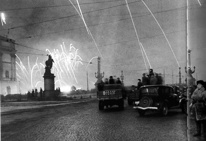 Người dân xem pháo hoa mừng ngày chấm dứt cuộc vây hãm Leningrad trên quảng trường Suvorov, ngày 27/1/1944. Ảnh: Englishrussia.com.