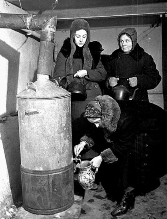 Vỏ bom Đức được người dân Leningrad biến thành ấm đun nước cỡ lớn. Ảnh: Englishrussia.com.