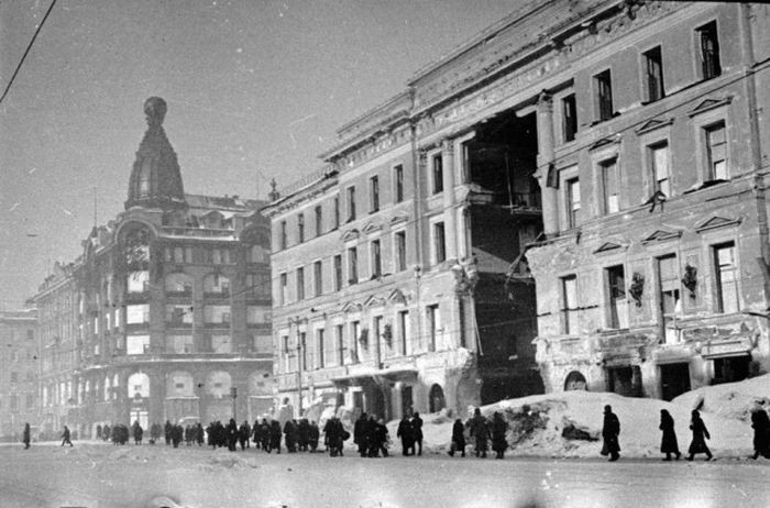 Một ngày mùa đông trên đại lộ Nevsky giai đoạn Leningrad bị quân Đức bao vây. Ảnh: Englishrussia.com.