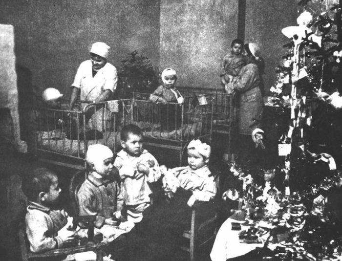 Một phòng dành cho bệnh nhi với cây thông Giáng sinh, mùa đông 1941. Ảnh: Englishrussia.com.