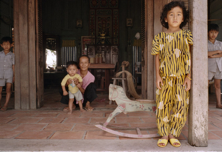 Ngoài hiên một ngôi nhà khung gỗ xây theo kiểu truyền thống ở Cần Thơ. Ảnh: Harry Gruyaert - Magnumphotos.com