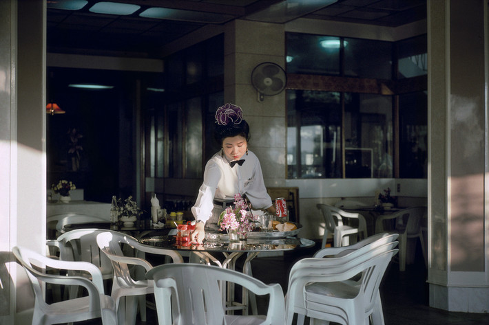 Nhân viên phục vụ trong một nhà hàng. Ảnh: Harry Gruyaert - Magnumphotos.com