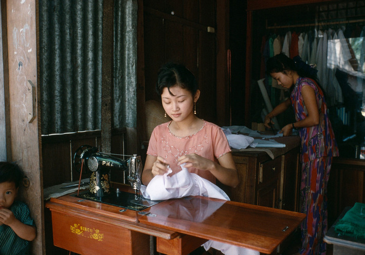 Một hiệu may ở thành phố Cần Thơ. Ảnh: Harry Gruyaert - Magnumphotos.com