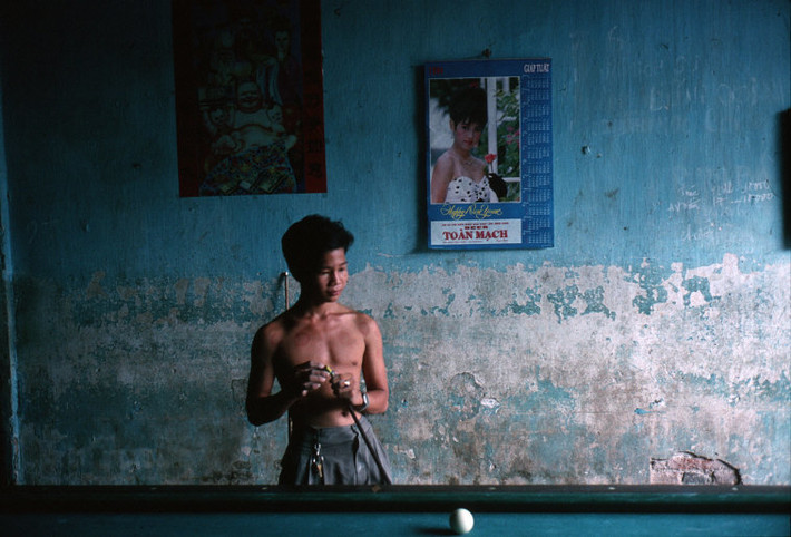 Bàn billiard trong một quán ăn. Ảnh: Harry Gruyaert - Magnumphotos.com
