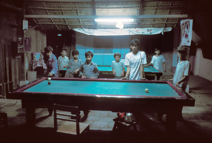 Những đứa trẻ trong một quán bllliard. Ảnh: Harry Gruyaert - Magnumphotos.com