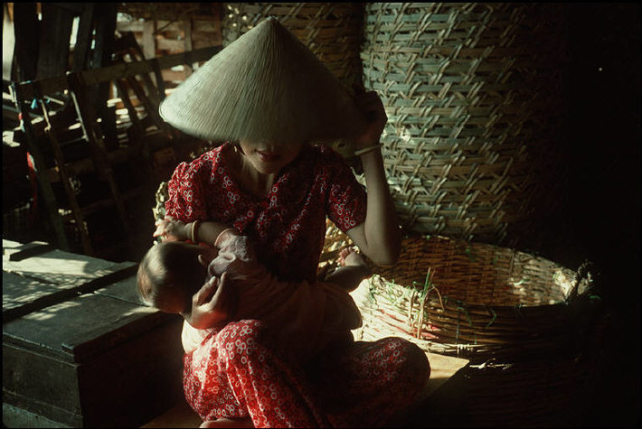 Người phụ nữ và con nhỏ ở chợ. Ảnh: Harry Gruyaert - Magnumphotos.com