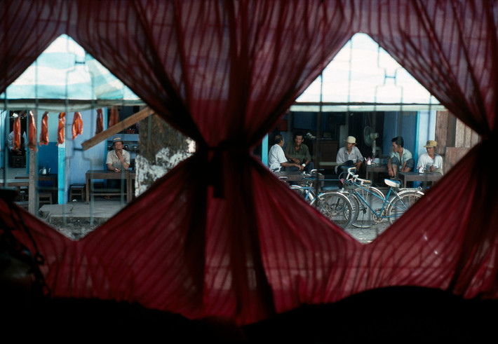 Cảnh đường phố nhìn từ ô cửa sổ một nhà dân. Ảnh: Harry Gruyaert - Magnumphotos.com
