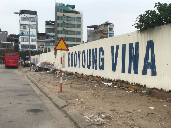 Dự án được chủ đầu tư xin điều chỉnh, và được chính quyền Hà Nội điều chỉnh quy hoạch nhiều lần, nhiều lần thay đổi tiến độ nhưng vẫn lỡ hẹn.
