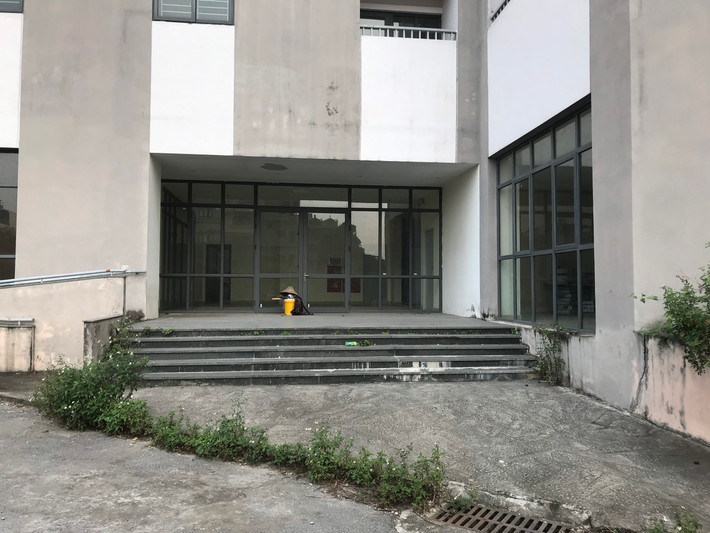 Hàng trăm căn hộ tái định cư vắng lạnh không bóng người đến ở.