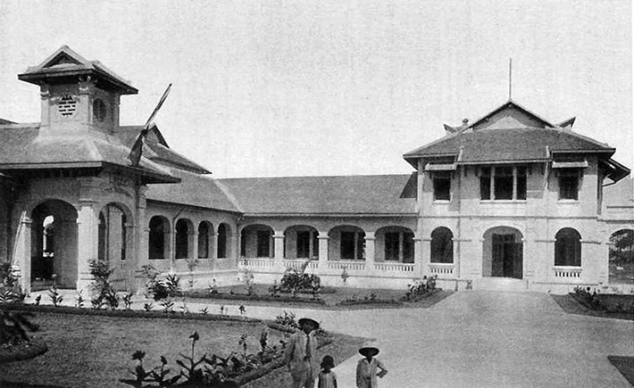 Cánh cổng có hai tầng (bên trái) ở mặt trước, hình ảnh mang tính biểu tượng về trường Petrus Ký - trường PTTH Chuyên Lê Hồng Phong. Ảnh tư liệu.