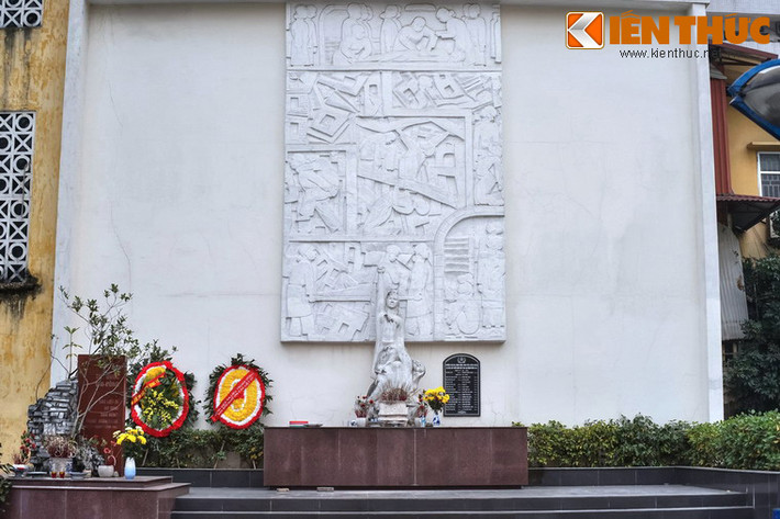 Ngược dòng lịch sử, tấn thảm kịch bắt đầu vào rạng sáng ngày 22/12/1972, khi những chiếc “pháo đài bay” B-52 của không quân Mỹ ném hơn 100 quả bom xuống bệnh viện. Tại thời điểm đó, có hơn 300 bệnh nhân nằm điều trị dưới các tầng hầm bệnh viện.