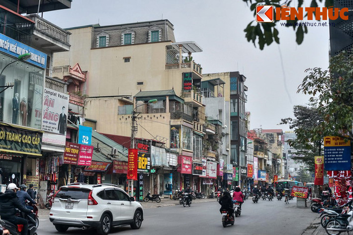 3. Phố Khâm Thiên là một trong những khu phố thương mại sầm uất bậc nhất thủ đô Hà Nội. Vào lúc 22h30 đêm 26/12/1972, khi dư âm của lễ Giáng sinh vẫn còn đọng lại ở Hà Nội, hàng loạt máy bay B-52 Mỹ ồ ạt bay tràn vào ném bom rải thảm xuống phố con phố này.