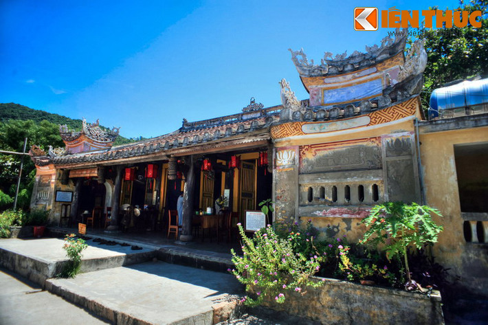 Ban đầu, chùa được xây dựng cách vị trí hiện nay khoảng 200m về hứơng Đông Bắc, về sau do mưa bão làm hư hại nên năm 1848, một số ngư dân và thương gia hiệp lực xây dựng lại ngôi chùa ở vị trí ngày nay.