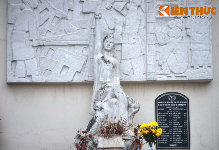 Cuộc tấn công khiến bệnh viện bị phá hủy nặng nề. Nhiều khu nhà làm việc và phòng bệnh bị sập đã lấp kín một số hầm trong đó có nhiều bác sỹ, y tá, kỹ thuật viên, hộ lý, giảng viên và sinh viên Trường Đại học Y khoa đang làm việc.