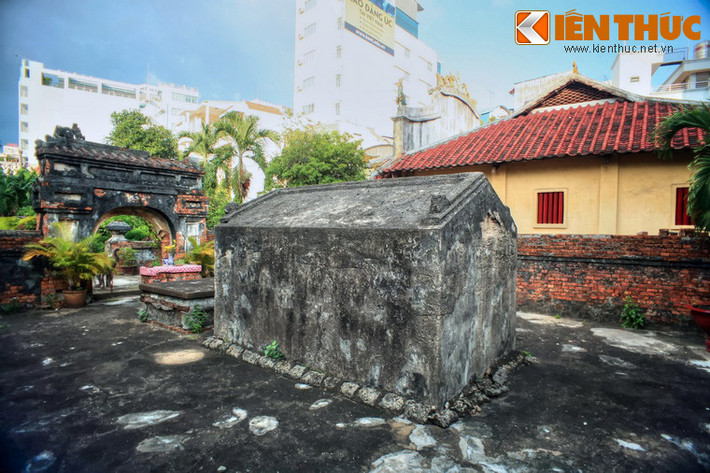 Mộ tướng Trương Tấn Bửu có dạng như ngôi nhà, dài hơn 3m, chiều ngang khoảng 2m, cao hơn 2m, được xây bằng ô dước (hợp chất gồm vôi, cát giấy do, than hoạt tính, mật đường).