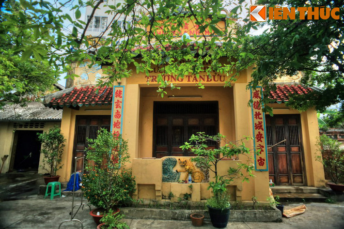 Bên phải khu mộ là đền thờ Trương Tấn Bửu. Đền thờ gồm có tiền điện và chính điện. Khám thờ Trương Tấn Bửu được đặt ở chính điện, hai bên có bàn thờ Tả Ban và Hữu Ban.