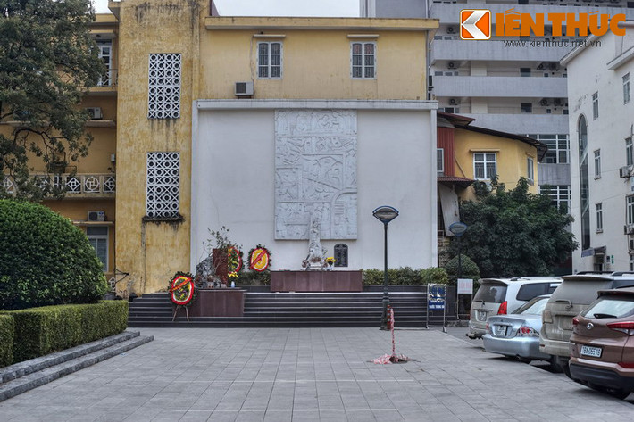 Bệnh viện Bạch Mai (78 Giải Phóng, Đống Đa, Hà Nội) là một trong những bệnh viện lớn nhất của Việt Nam. Trong khuôn viên bệnh viện có một đài tưởng niệm các thầy thuốc Việt Nam đã hi sinh trong một sự kiện thảm khốc thời kháng chiến chống Mỹ.