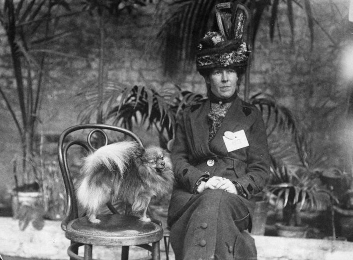 Bà Langton Dennis cùng con chó giành giải thưởng tại cuộc thi chó cảnh Pomeranian, 1913. Ảnh: Vintag.