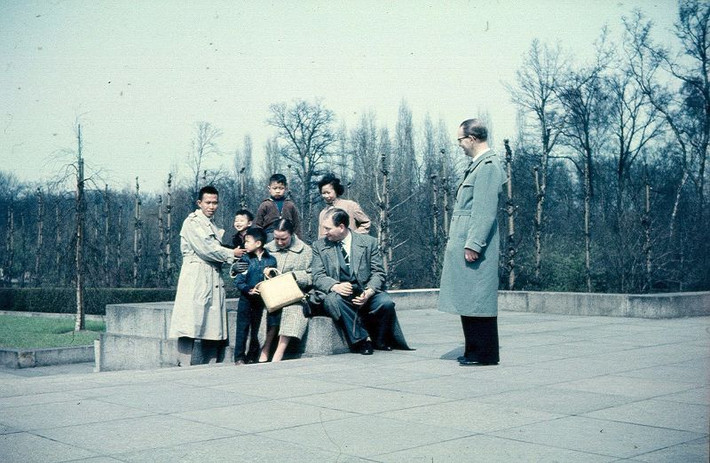 Một gia đình châu Á cùng bạn bè người Đức trong công viên Treptow, Berlin. Ảnh: Normann Flickr.