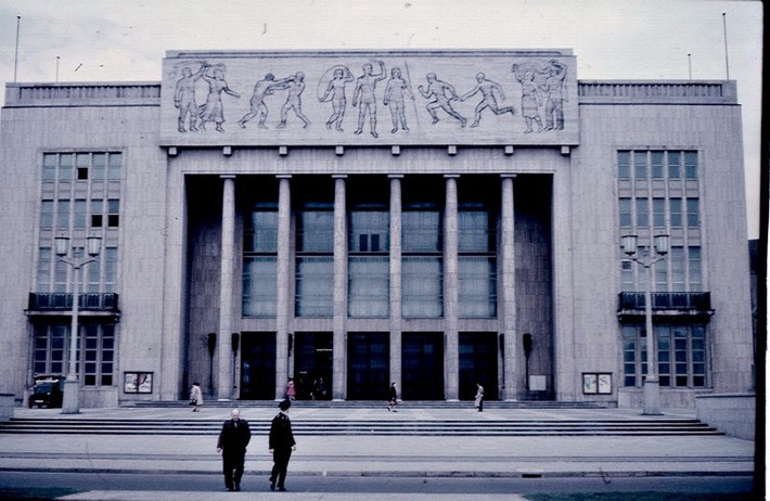 Cung thể thao trên đại lộ Stalin, Đông Berlin. Ảnh: Normann Flickr.