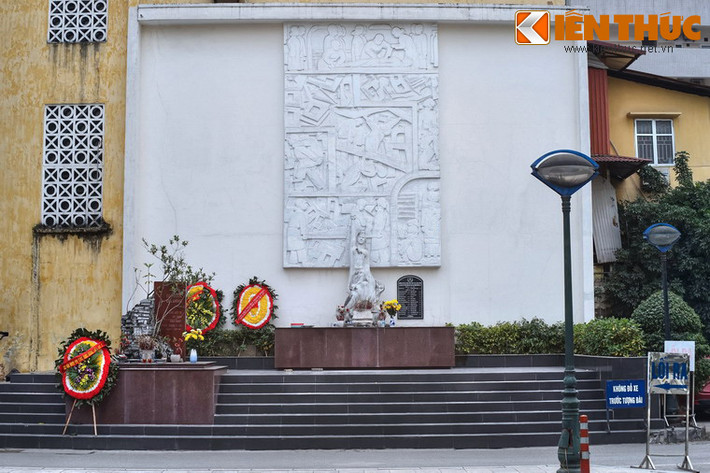 Một đài tưởng niệm đã được xây dựng ở phía trước tòa nhà hành chính của bệnh viện để tưởng nhớ các y bác sĩ hi sinh trong các vụ ném bom của Mỹ.