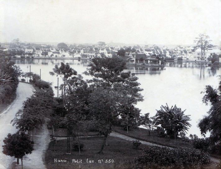 Hồ Gươm nhìn từ trên cao với đền Ngọc Sơn ở phía xa. Ảnh tư liệu.