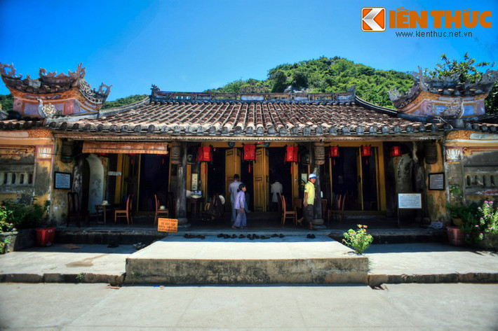Sau tam quan là chính điện của chùa Hải Tạng. Công trình được xây ba gian hai chái, vẫn giữ được gần như nguyên trạng kết cấu kiến trúc, mỹ thuật sau gần hai thế kỷ được xây dựng.