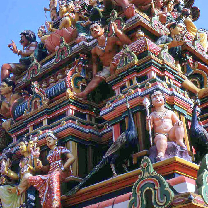 Những bức tượng trang trí của đền thờ Hindu giáo trên đường Tôn Thất Thiệp. Ảnh: Tom Twitty.
