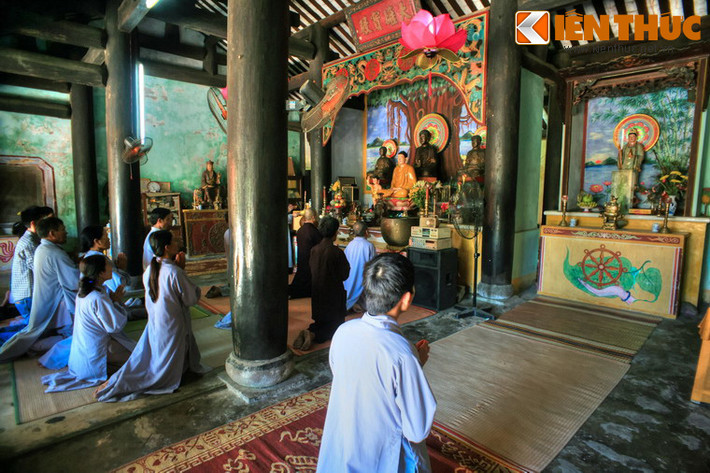 Chùa Hải Tạng thờ cả Phật và các thánh thần theo tập quán tâm linh địa phương. Điều này vừa đáp ứng nhu cầu tín ngưỡng của ngư dân trong vùng, vừa khiến chùa trờ thành nơi là nơi thương thuyền các nước tín ngưỡng Phật giáo ghé vào hành lễ, cầu nguyện.