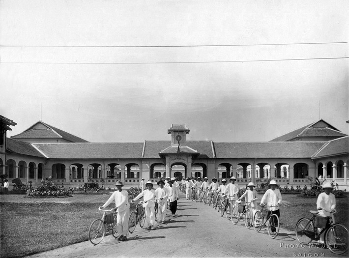 Giờ tan trường vào một ngày của thập niên 1930. Ảnh tư liệu.