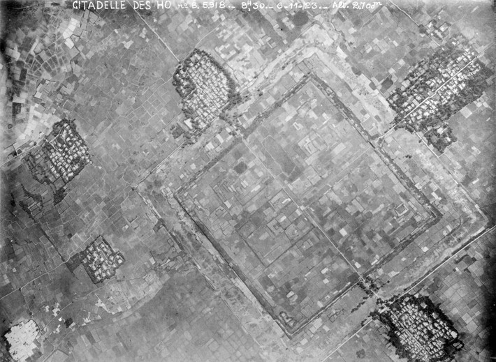 Công trình cổ Thành nhà Hồ với các làng xóm bao quanh, chụp từ độ cao 2.700m, ngày 6/11/1923. Ảnh tư liệu.