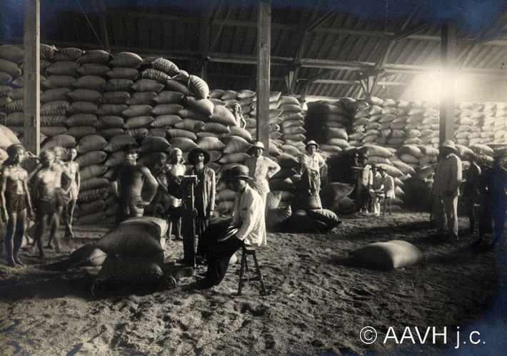Kiểm tra trọng lượng các bao gạo trong kho. Ảnh: AAVH.