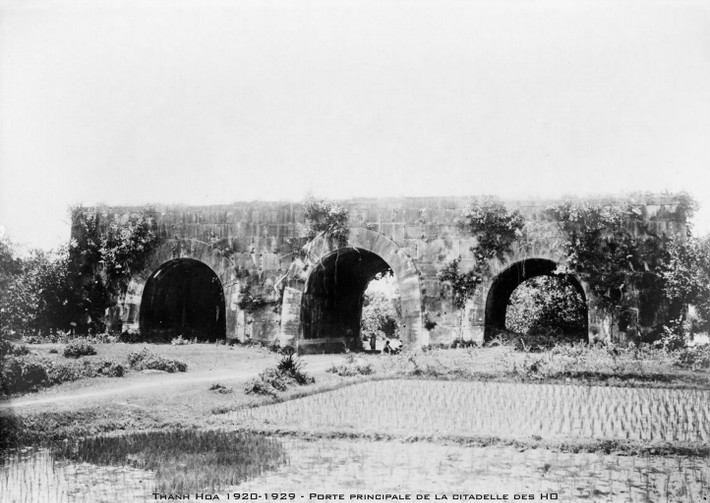 Cổng chính Thành nhà Hồ ở Thanh Hóa thời thuộc địa, thập niên 1920. Ảnh tư liệu.