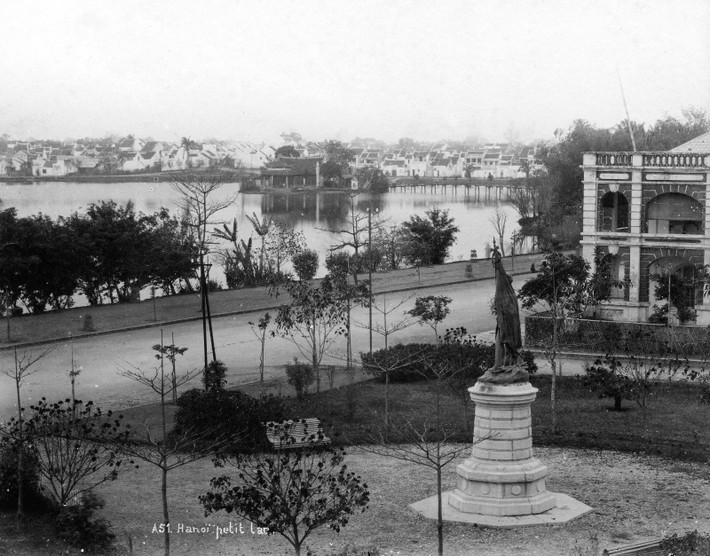 Tượng đài Paul Bert (thống sứ An Nam và Bắc Kỳ) ở vườn hoa Paul Bert bên bờ hồ Gươm, nay là vườn hoa Lý Thái Tổ. Ảnh tư liệu.