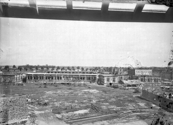 Công trường xây dựng trường Petrus Ký ở Sài Gòn thập niên 1920. Trường được thành lập năm 1927 và là một trong ba trường trung học đầu tiên được thành lập tại Sài Gòn, với tên đầy đủ là Trường Trung học Pétrus Trương Vĩnh Ký. Ảnh tư liệu.