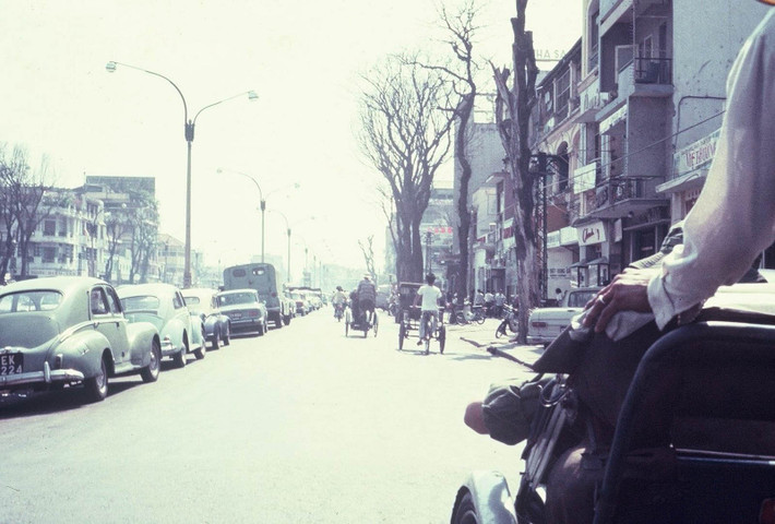 Trên đại lộ Lê Lợi, Sài Gòn năm 1967. Ảnh: Tom Twitty.