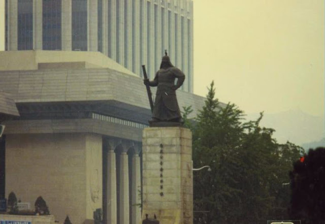 Tượng đài anh hùng dân tôc Yi Sun-sin ở quảng trường Gwanghwamun. Ảnh: Bob Flickr.