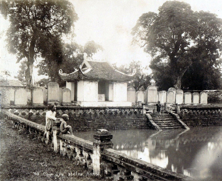 Giếng Thiên Quang và khu sân bia Tiến sĩ ở Văn Miếu - Quốc Tử Giám Hà Nội. Ảnh tư liệu.