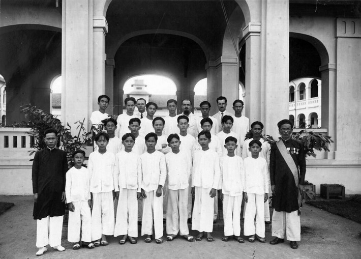Một nhóm học sinh Petrus Ký chụp ảnh kỷ niệm cùng thầy giáo. Ngày nay trường mang tên gọi là trường THPT chuyên Lê Hồng Phong, được xem là một trong các trường trung học phổ thông chuyên có chất lượng giáo dục tốt nhất Việt Nam. Ảnh tư liệu.