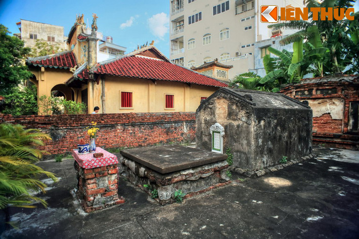 Sau bệ thờ là chiếc sập dạng chân quỳ, kích thước dài 2,03m, rộng 1,56m, cao 0,63m