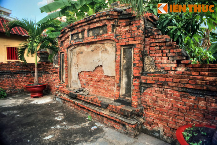 Sau mộ có bình phong hậu kết hợp với tường thành cuối mộ. Chính giữa bình phong đắp nổi phù điêu, nay đã bị bong tróc gần hết.