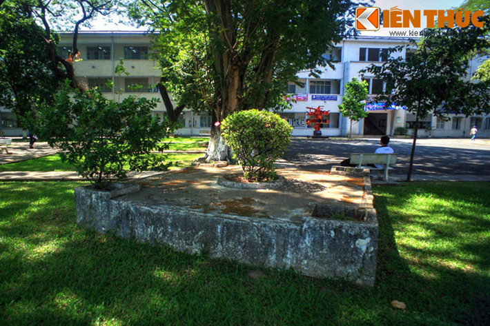 Giữa khuôn viên trường ĐH Bách Khoa TP.HCM có một ngôi mộ cổ gắn với nhiều câu chuyện bí ẩn được đồn đại qua nhiều thế hệ. Ngôi mộ này này nằm đối diện tòa nhà B6 của trường,