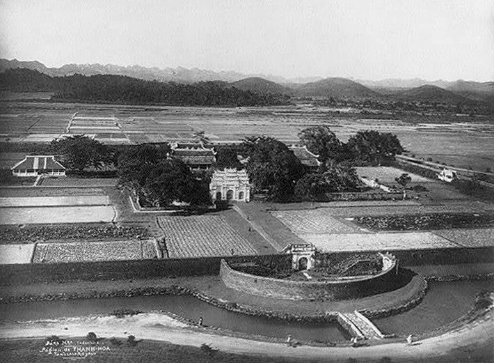 Toàn cảnh khu Gia Miêu Ngoại Trang (Hà Trung, Thanh Hóa) - nơi phát tích Vương triều Nguyễn, thập niên 1930. Ảnh tư liệu.