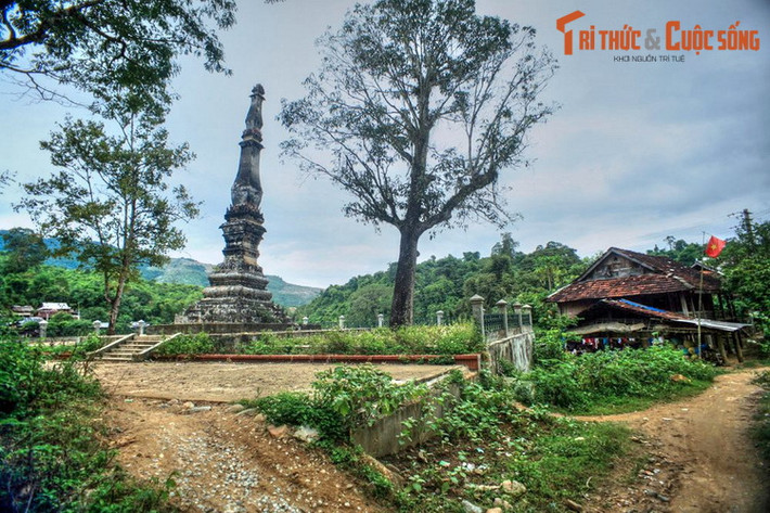 1. Nằm bên bờ sông Mã ở xã Mường Luân, huyện Điện Biên Đông, tỉnh Điện Biên, tháp Mường Luân là một công trình kiến trúc cổ đặc sắc của người Lào còn sót lại ở Tây Bắc. Tương truyền, tòa tháp cổ này được những người Việt và người Việt gốc Lào cùng xây vào năm 1569.