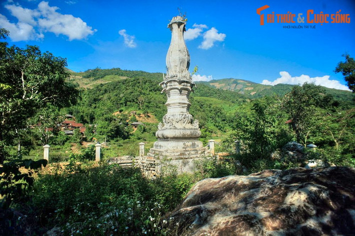Về tổng thể, tháp cao 10,5 mét, được xây dựng bằng gạch và vôi vữa mật, nhỏ dần từ dưới lên trên. Bố cục kiến trúc và các họa tiết trang trí trên thân tháp có nhiều nét tương đồng với tháp Mường Luân, với các hình ảnh chim muông, hoa lá cách điệu.